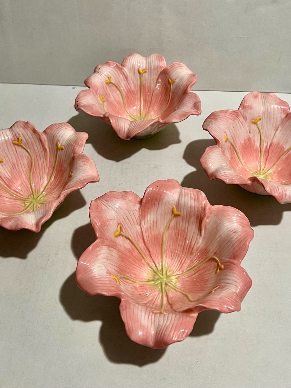 Vintage pink lily-shaped ceramic Bowls Set Of 4